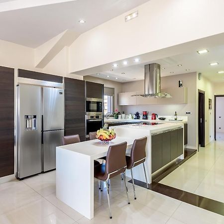 Luxury Villa In City Center With Rooftop Swimming Pool Chania  Buitenkant foto